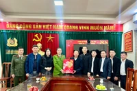 Đoàn Linh mục các giáo xứ thăm, tặng quà và chúc Tết Công an xã Tây Phương