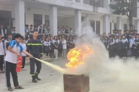 Học sinh, giáo viên trường THCS Ngọc Mỹ trải nghiệm các kỹ năng về phòng cháy, chữa cháy