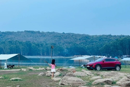 Hành trình 15 giờ thiện nguyện đầy ý nghĩa của nữ CEO cùng 'người đồng hành đáng tin cậy' VF 6