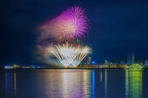 “Bữa tiệc” pháo hoa diễn ra hàng tuần thu hút du khách đổ về Quảng trường Sun Carnival, Bãi Cháy. Ảnh: Ánh Dương.