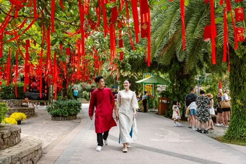 Cửa ngõ hàng không đảo Ngọc đạt đỉnh với 93 chuyến bay, bùng nổ du khách, tấp nập khách quốc tế dịp Tết Nguyên đán