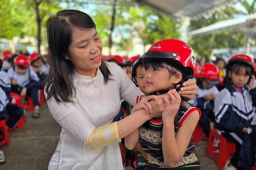 Phát động chương trình tặng mũ bảo hiểm cho học sinh lớp 1 khu vực Tây Nguyên 