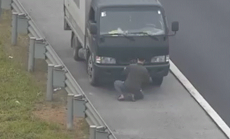 Lái xe tải đã che biển số để đi lùi trên cao tốc Hà Nội- Hải Phòng Lái xe tải đã che biển số để đi lùi trên cao tốc Hà Nội- Hải Phòng