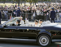 [Ảnh] Nhật hoàng và Hoàng hậu ngồi xe diễu hành trên đường phố Tokyo