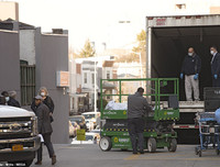 Hãi hùng cảnh hàng dài xe đông lạnh chờ chở thi thể từ các bệnh viện New York