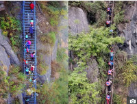 [Ảnh] Tạm biệt 