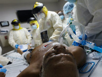 [Ảnh] Nỗi ám ảnh tại một bệnh viện, khi nước Mỹ có thêm 70.000 ca nhiễm Covid-19/ngày