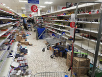 [Ảnh] Ngày cuối tuần đầy hoảng loạn vì Covid-19 ở nước Anh