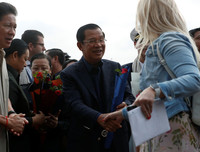 Tàu du lịch 2.200 người được Campuchia chào đón, thoát khỏi 