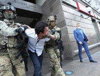 [Ảnh] Cảnh sát Ukraine bắt giữ kẻ bắt cóc con tin trong ngân hàng