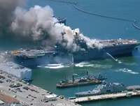 [Ảnh] Hé lộ nguyên nhân tàu tấn công đổ bộ của Hải quân Mỹ cháy dữ dội ở cảng San Diego
