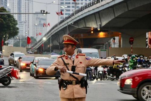 Huy động 100% quân số, Cảnh sát giao thông Hà Nội quyết tâm giữ thông suốt giao thông cuối năm