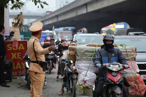 Công an Hà Nội sẵn sàng các phương án đảm bảo thông thoáng 'đón' người dân trở lại Thủ đô sau kỳ nghỉ Tết Dương lịch 2026