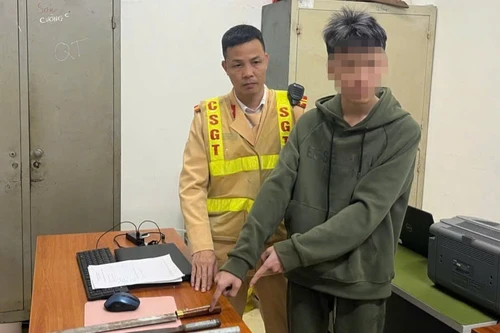 Khống chế thiếu niên 15 tuổi vác dao cùng bạn đi đánh nhau