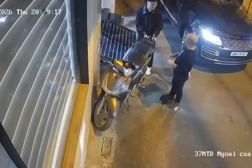 Cơ quan Công an làm rõ "người đàn ông áo đen" đâm thủng lốp xe SH dựng bên đường