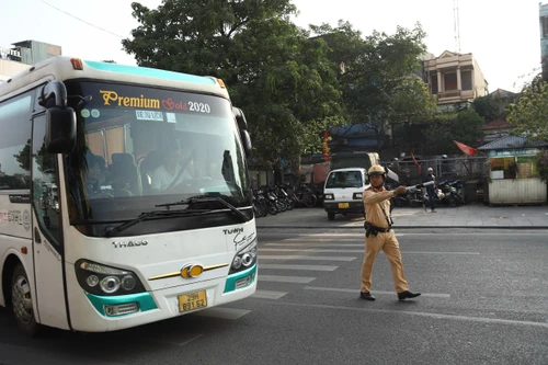 Dừng đỗ chờ vào "phố cấm", nhiều xe khách bị xử lý 