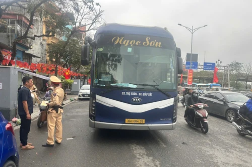 Từ tin báo qua đường dây nóng, hàng loạt xe khách chở người quá quy định bị xử lý