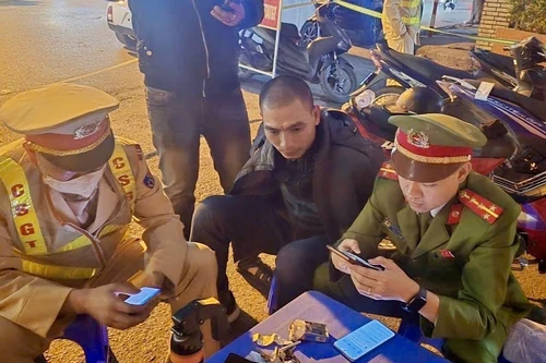 Vừa trộm cắp xe máy, hai thanh niên bị Cảnh sát giao thông khống chế