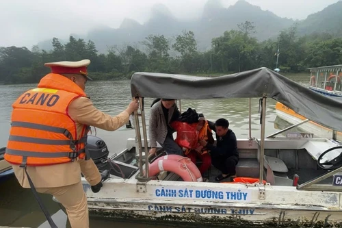 Dùng ca nô khẩn cấp đưa nữ du khách tham quan suối Yến đi cấp cứu