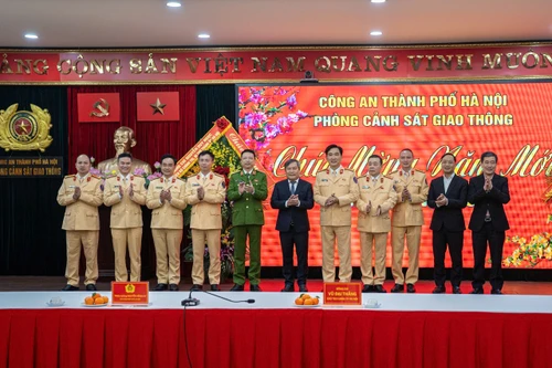Chủ tịch UBND thành phố Hà Nội thăm, chúc Tết lực lượng Cảnh sát giao thông Thủ đô