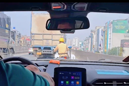 Cảnh sát giao thông Hà Nội mở đường đưa xe chở sản phụ chuyển dạ đến bệnh viện an toàn