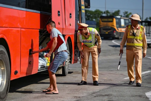 Tập trung xử lý xe khách vi phạm trên tuyến cao tốc và xe hợp đồng "trá hình"