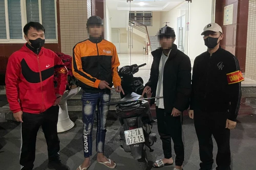 Lên TikTok mua gậy ba khúc mang theo người để phòng thân 