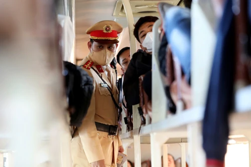 Không để xe khách “tranh thủ” dịp Tết vi phạm: Xử lý 80 trường hợp trong 4 giờ cao điểm