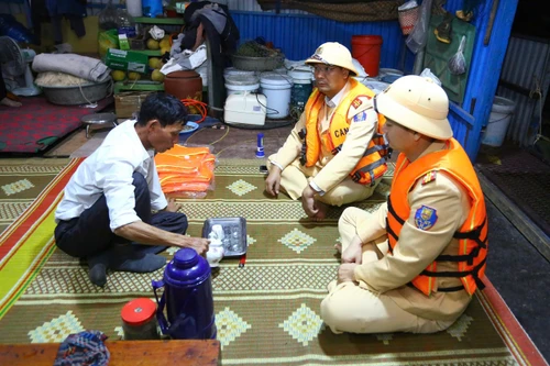 Đêm tuần tra cuối năm trên sông Hồng