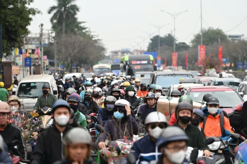 Từng dòng người hối hả về quê khiến áp lực giao thông tăng cao chiều 26 Tết