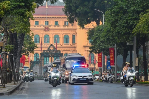 Công an Hà Nội diễn tập phương án dẫn đoàn, xếp xe phục vụ Đại hội XIV của Đảng