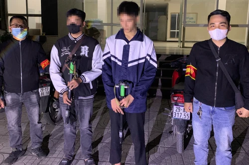 Tổ công tác Y19/141 phát hiện hai thiếu niên tàng trữ công cụ hỗ trợ tự chế 