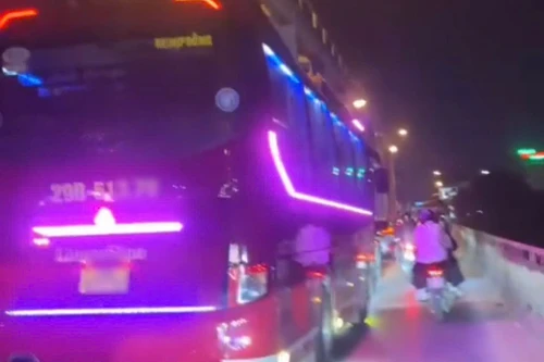 Xử phạt xe khách đi vào làn đường có biển báo cấm trên cầu Chương Dương 