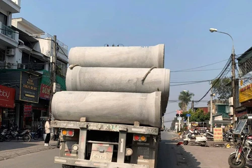 Xác minh, xử lý xe đầu kéo chở hàng chằng buộc cao ngất ngưởng