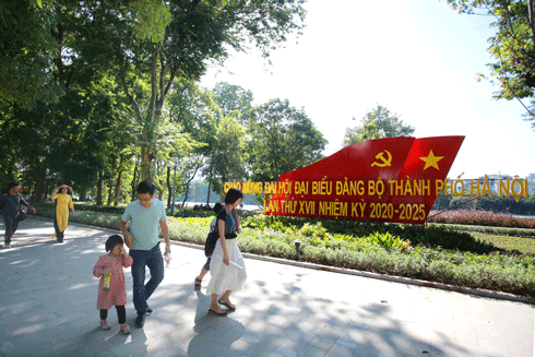 Các con đường ở Hà Nội được trang trí đẹp mắt - Ảnh: lam thanh Các con đường ở Hà Nội được trang trí đẹp mắt - Ảnh: lam thanh