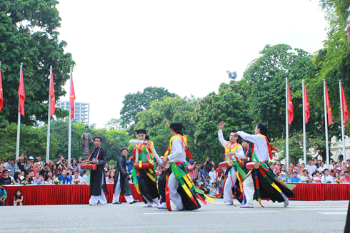 Những di sản văn hóa phi vật thể của Hà Nội được trình diễn ở đường phố giúp người dân hiểu rõ hơn về văn hóa, con người Thủ đô - Ảnh: LAM THANH