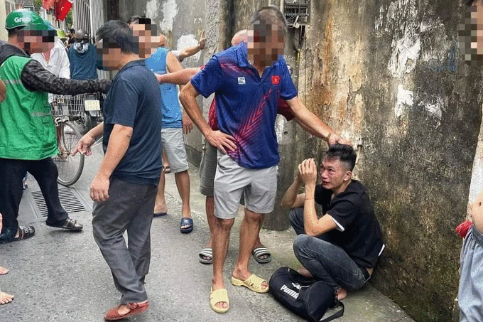 Đối tượng cướp giật tài sản tại cửa hàng vàng trên phố Vũ Xuân Thiều, quận Long Biên bị lực lượng công an cùng nhân dân bắt giữ