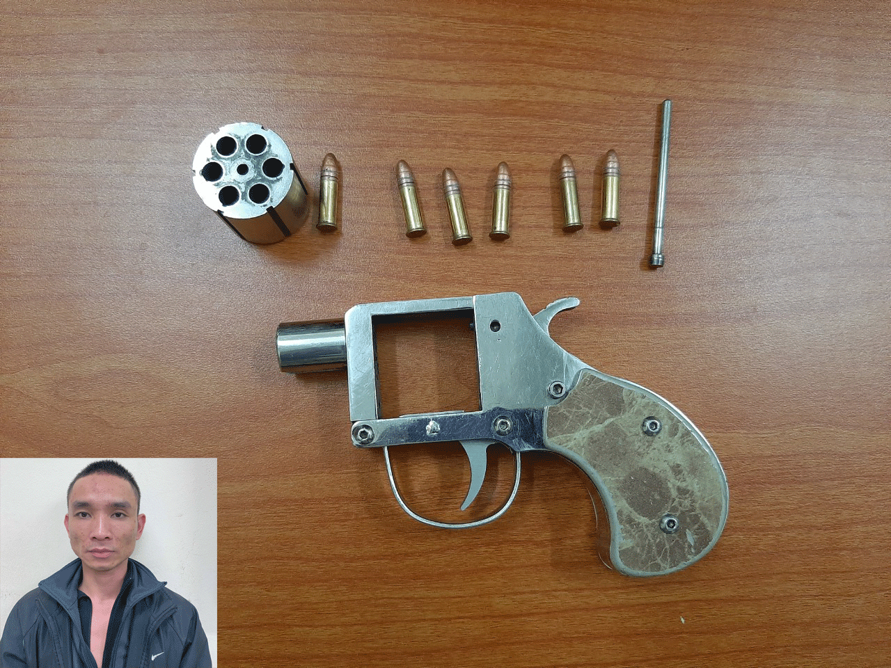 Đối tượng Lê Anh Chiến, tức Chiến “thiềng” và khẩu súng của Chiến &quot;thiềng&quot; bị lực lượng Công an thu giữ