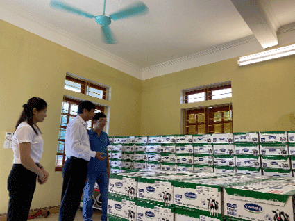 Đại diện Quỹ sữa Vươn cao Việt Nam hướng dẫn điểm trường công tác bảo quản, lưu trữ sữa để sữa luôn đảm bảo chất lượng, giữ hương vị tươi ngon Đại diện Quỹ sữa Vươn cao Việt Nam hướng dẫn điểm trường công tác bảo quản, lưu trữ sữa để sữa luôn đảm bảo chất lượng, giữ hương vị tươi ngon