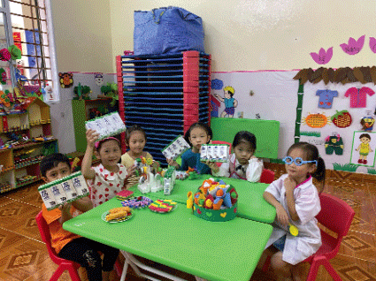 Những vỏ hộp sữa từ chương trình sau khi uống, được các cô giáo tái chế để làm những đồ dùng, đồ chơi dễ thương cho các em Những vỏ hộp sữa từ chương trình sau khi uống, được các cô giáo tái chế để làm những đồ dùng, đồ chơi dễ thương cho các em