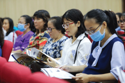 Đông đảo lãnh đạo các phòng giáo dục, thầy cô tham dự buổi tập huấn