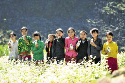 Vinamilk và Quỹ sữa trao sữa đến cho trẻ em khó khăn tại huyện Xín Mần, huyện Mèo Vạc, huyện Bắc Mê, huyện Yên Minh… thuộc tỉnh Hà Giang