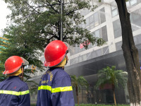 Điều xe thang, huy động lực lượng cứu người mắc kẹt trong tình huống cháy giả định