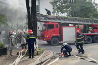 Điều xe thang, huy động lực lượng cứu người mắc kẹt trong tình huống cháy giả định