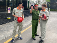 Điều xe thang, huy động lực lượng cứu người mắc kẹt trong tình huống cháy giả định