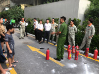 Điều xe thang, huy động lực lượng cứu người mắc kẹt trong tình huống cháy giả định