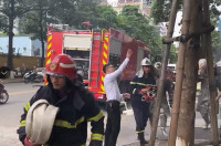 Điều xe thang, huy động lực lượng cứu người mắc kẹt trong tình huống cháy giả định