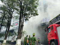 Điều xe thang, huy động lực lượng cứu người mắc kẹt trong tình huống cháy giả định