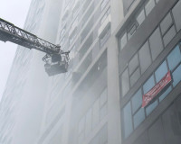 Điều xe thang, huy động lực lượng cứu người mắc kẹt trong tình huống cháy giả định