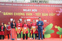 Rộn ràng hương vị Tết, thi gói bánh chưng làng Vân, huyện Hiệp Hòa